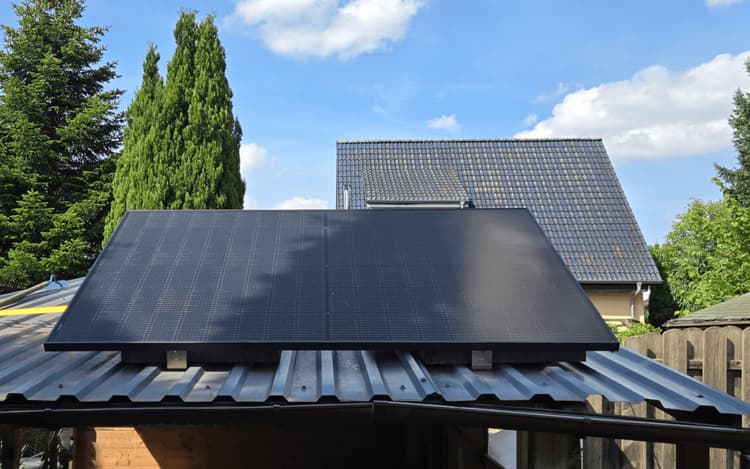 Balkonkraftwerke Gesetze Solarmodul auf Schrägdach