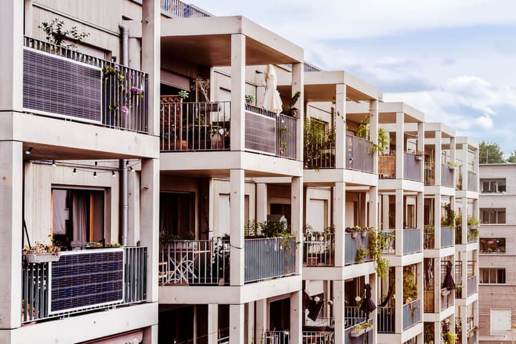 Balkonkraftwerke an einem Haus, einfacher denn je – dank Solarpaket