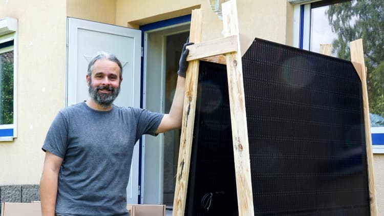 Juchu, ein neues Balkonkraftwerk ist per Spedition angekommen – PV Insider testet, berät alle, die sich für Photovoltaik interessieren, und hat ein Herz für Solarstrom.
