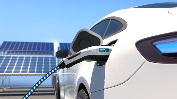 Mit der Mini-PV-Anlage das E-Auto laden: Warum das leider keinen Sinn ergibt