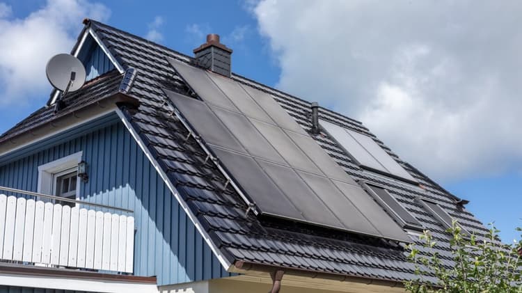 Balkonkraftwerk zusätzlich zur PV-Anlage: Wie sich das auf deine Einspeisevergütung auswirkt