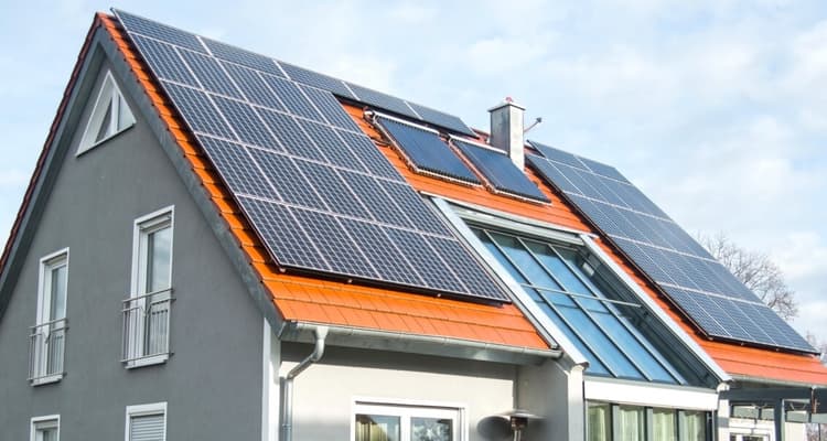 Netzentgelte für Solarstrom: Warum deine Solaranlage bald Geld kosten könnte