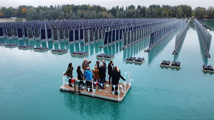 Weltpremiere auf dem Wasser: Vertikale Solarmodule liefern viel Strom auf wenig Fläche