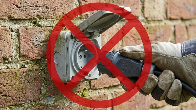 Schuko Steckose Balkonkraftwerk alt (Bild: KI generiert)