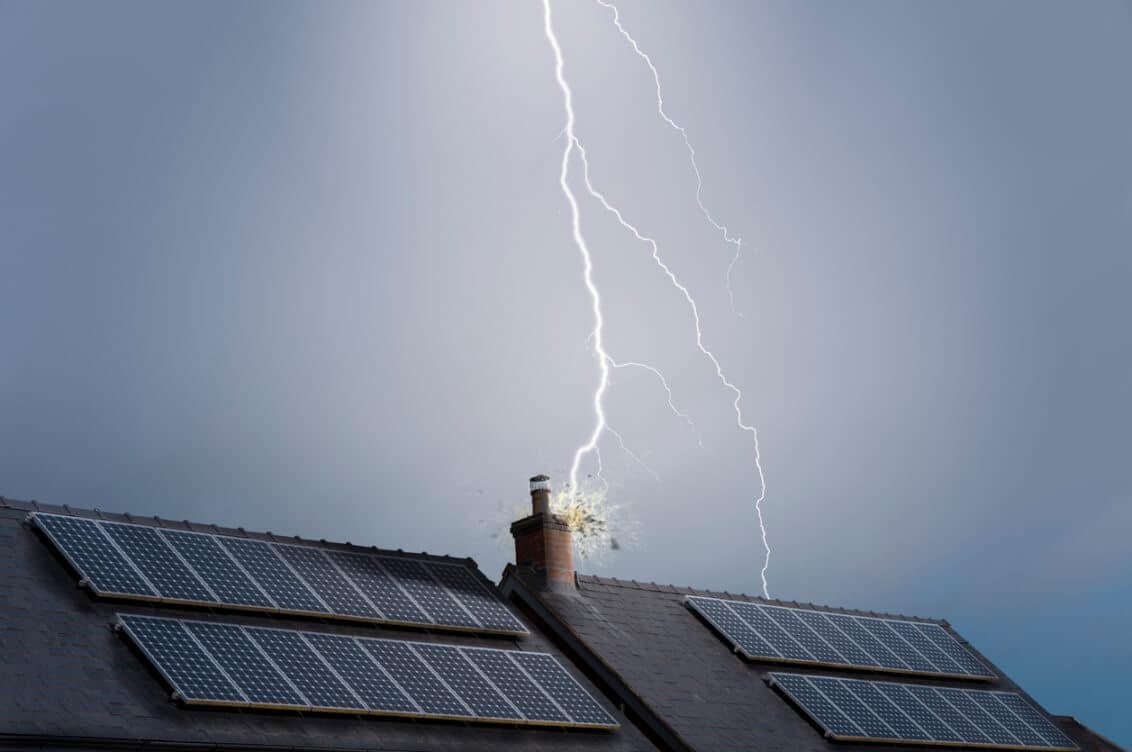 Balkonkraftwerk Blitzschutz Solarmodule Blitz Gewitter (Bild: iStock / tbradford)