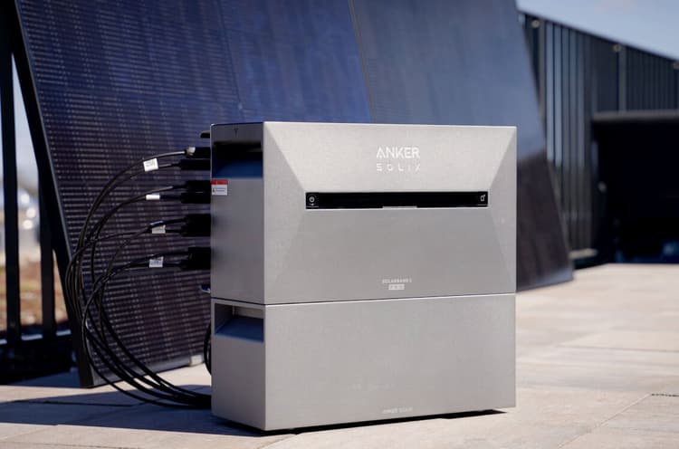 Anker Solix Solarbank 3 E2700 Pro auf Balkon (Bild: Kleines Kraftwerk / Anker)