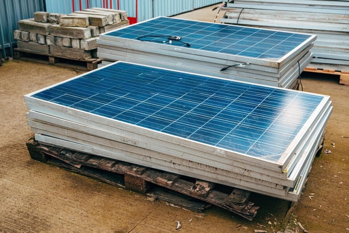 Alte Solarmodule Degradation Recycling (Bild: iStock / BitsAndSplits)