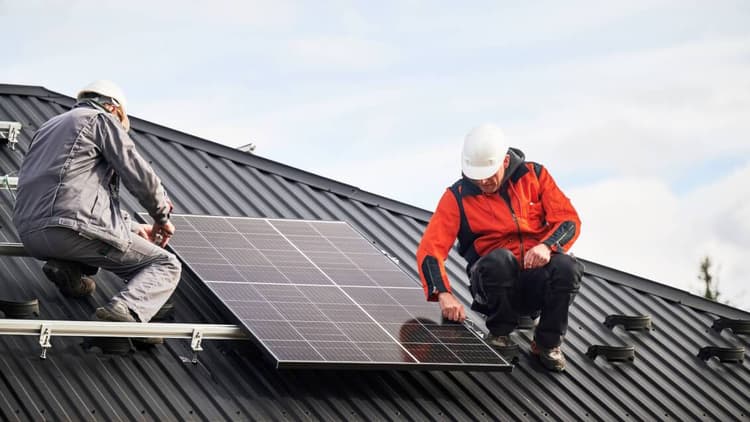 Dachmontage eines Balkonkraftwerks (Bild: iStock / anatoliy_gleb)