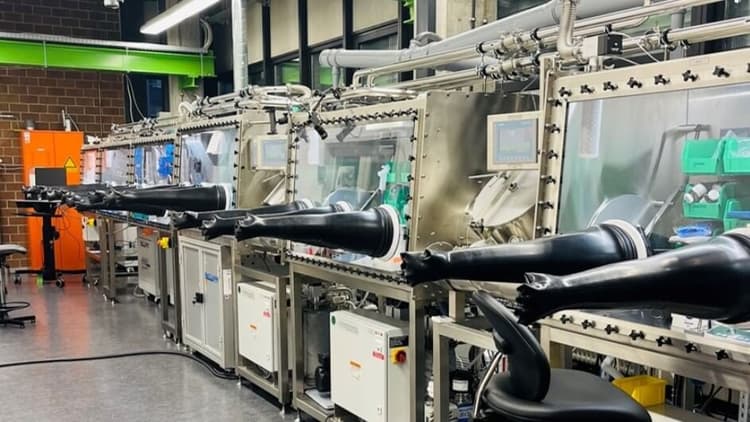 Glovebox-Anlage für die Erforschung von Perowskit-Dünnschicht-Halbleitermaterialien für Solarzellen. (Bild: Claudiu Mortan, Universität Stuttgart)