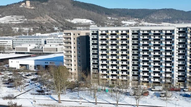 Zwei Gebäude mit 150 Wohnungen werden mit Balkonsolar-Anlagen ausgestattet. (Bild: jenawohnen / Gunnar Poschmann)