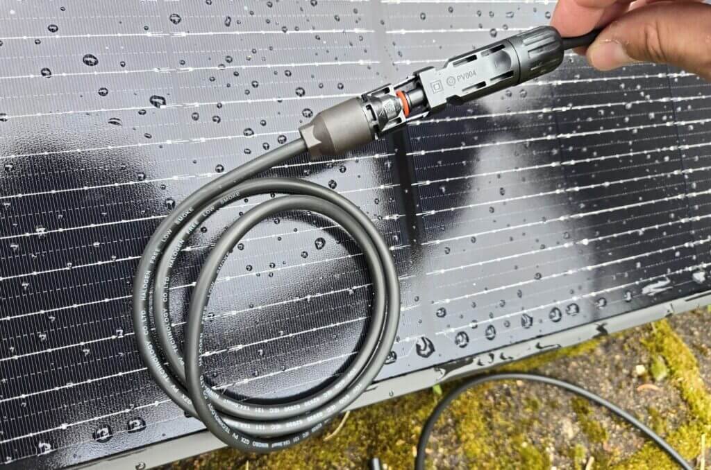 Kleines Kraftwerk Test Solarmodul mit MC4-Kabel