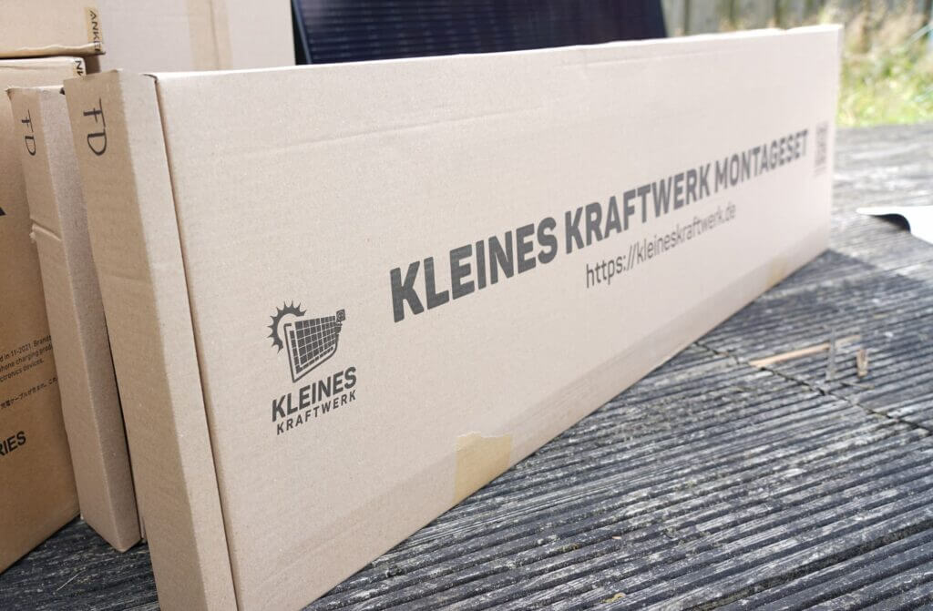 Kleines Kraftwerk Test Karton mit der Flachdach-Halterung