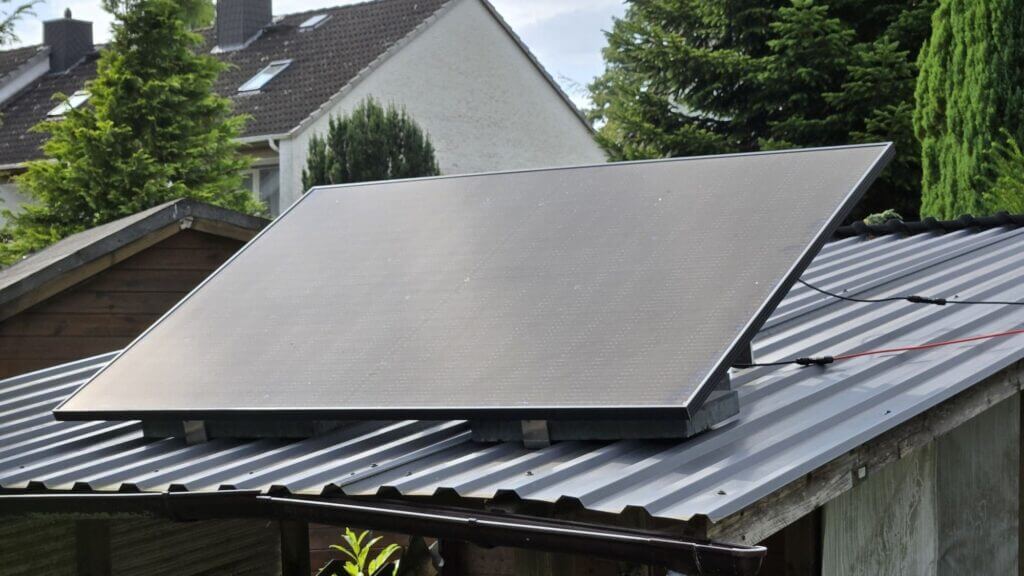 Balkonkraftwerk installieren Solarmodul auf dem Dach