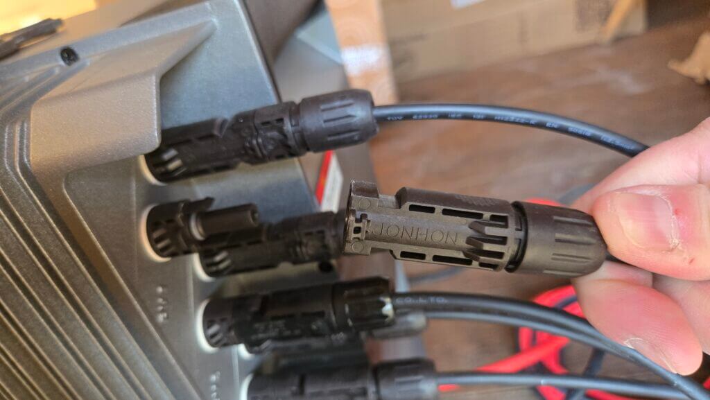 Speicher für Balkonkraftwerke werden per MC4-Stecker angeschlossen