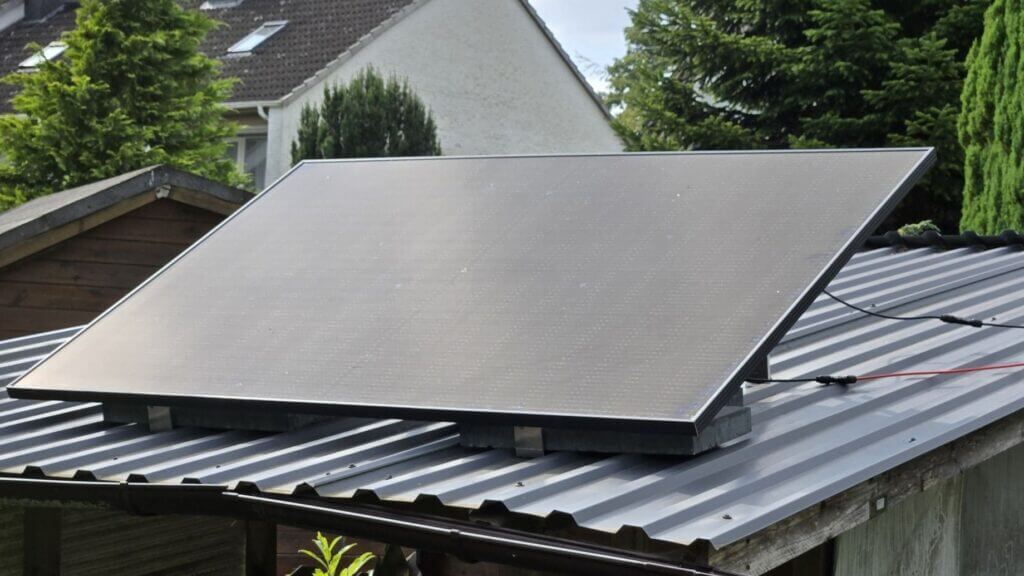 Balkonkraftwerk Förderung Solarmodul auf Dach