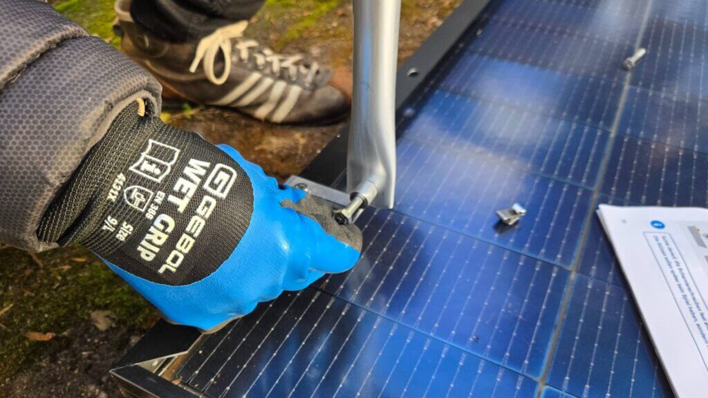 Yuma Flat Test Solarmodul wird festgeschraubt