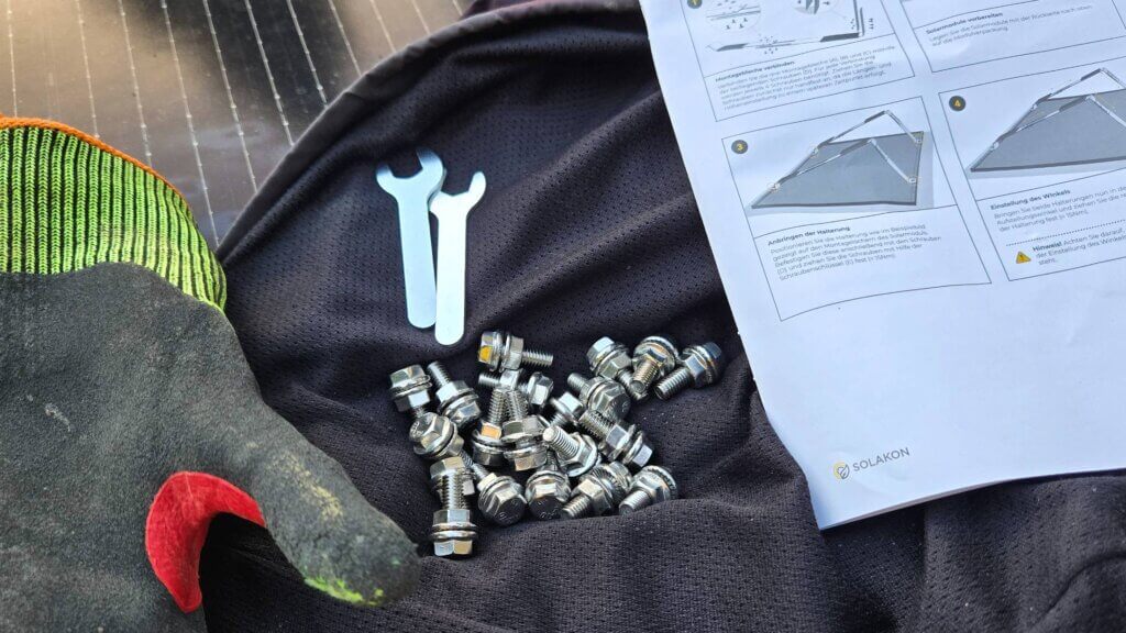 Solakon Balkonkraftwerk onBasic Halterung Flachdach Lieferumfang