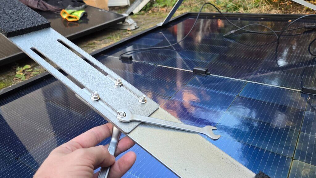 Solakon Balkonkraftwerk onBasic Halterung Flachdach Montage