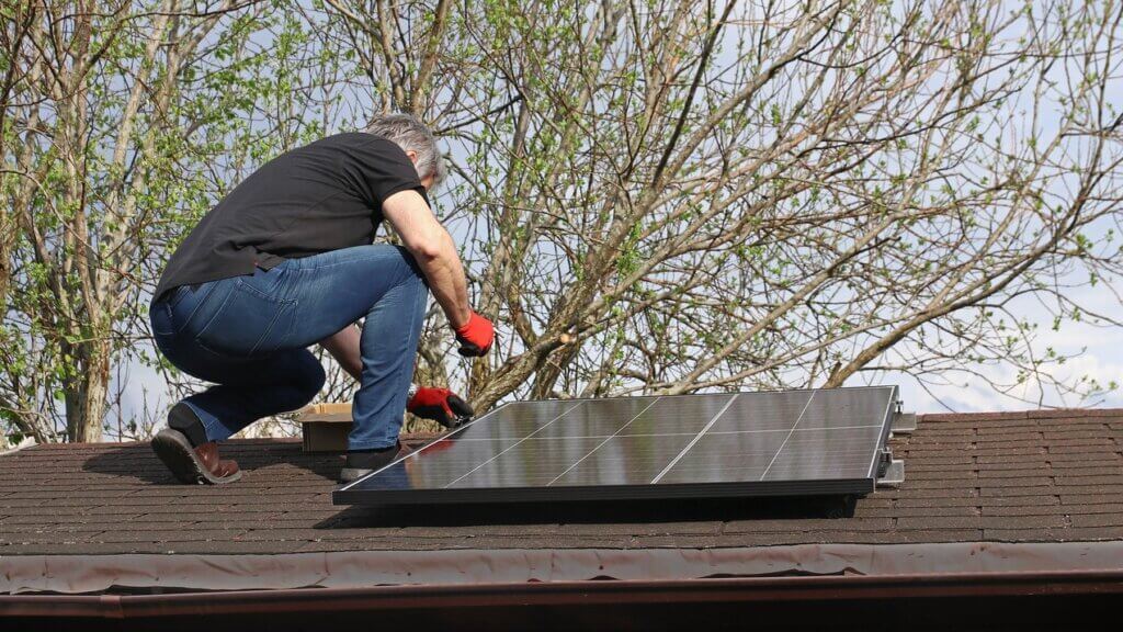 Balkonkraftwerk Stecker ziehen vor der Reparatur auf dem Dach (Quelle: Astrid860 / iStock)