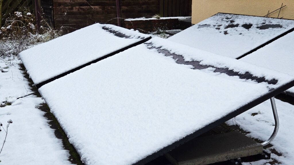 Balkonkraftwerk Reinigung Schnee Module im Winter