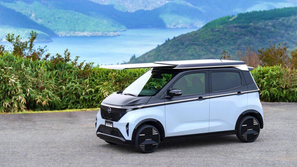 Nissan Sakura Solar-Auto an den japanischen Küste