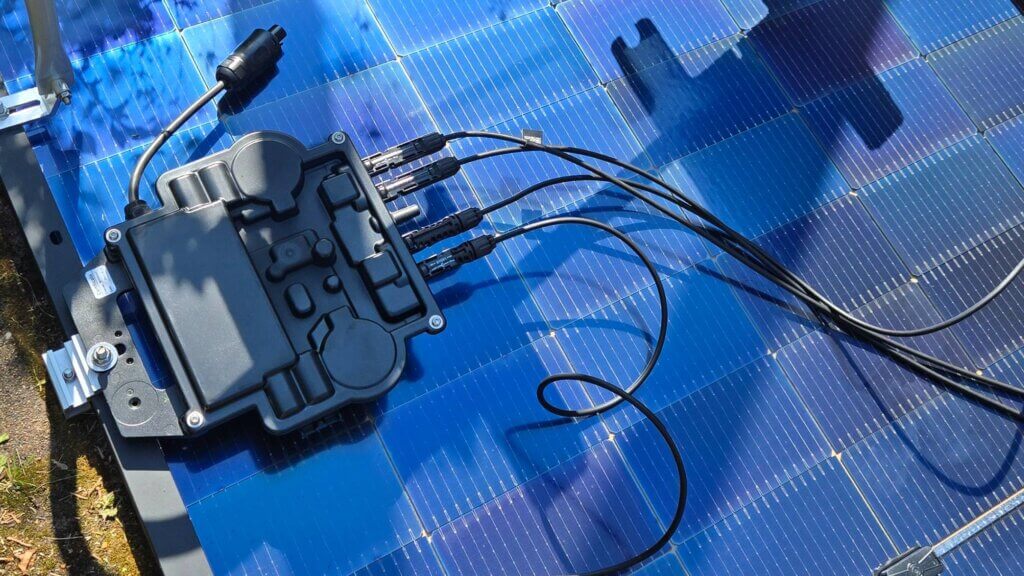 Solarmodul mit Wechselrichter und MC4-Kabeln