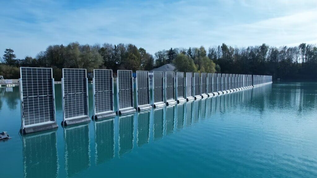 Vertikal angeordnete PV-Module auf Kiessee in Bayern (Bild: Sinn Power GmbH)
