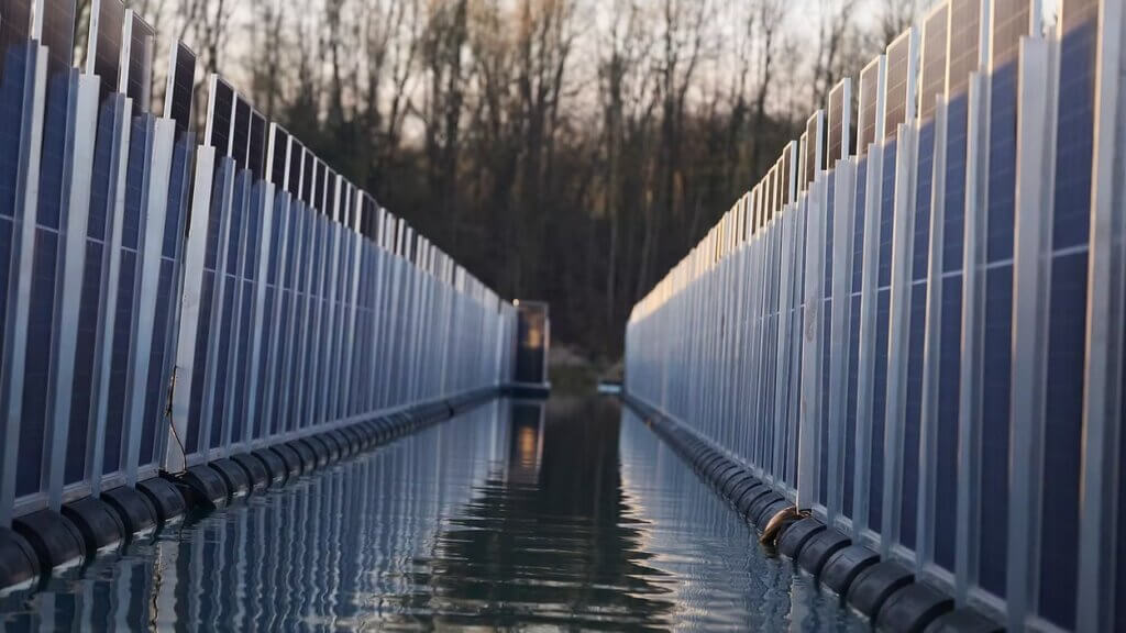 Vertikal angeordnete PV-Module auf Kiessee in Bayern (Bild: Sinn Power GmbH)