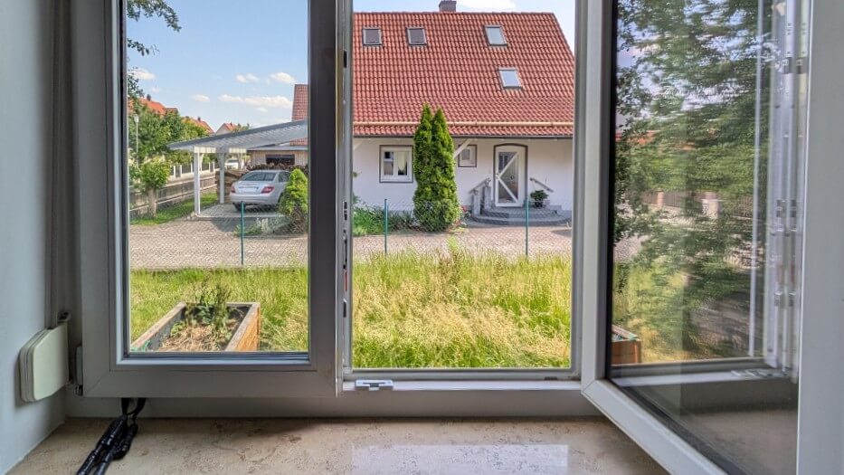 Balkonkraftkwerk ohne Außensteckdose Fensterdurchführung