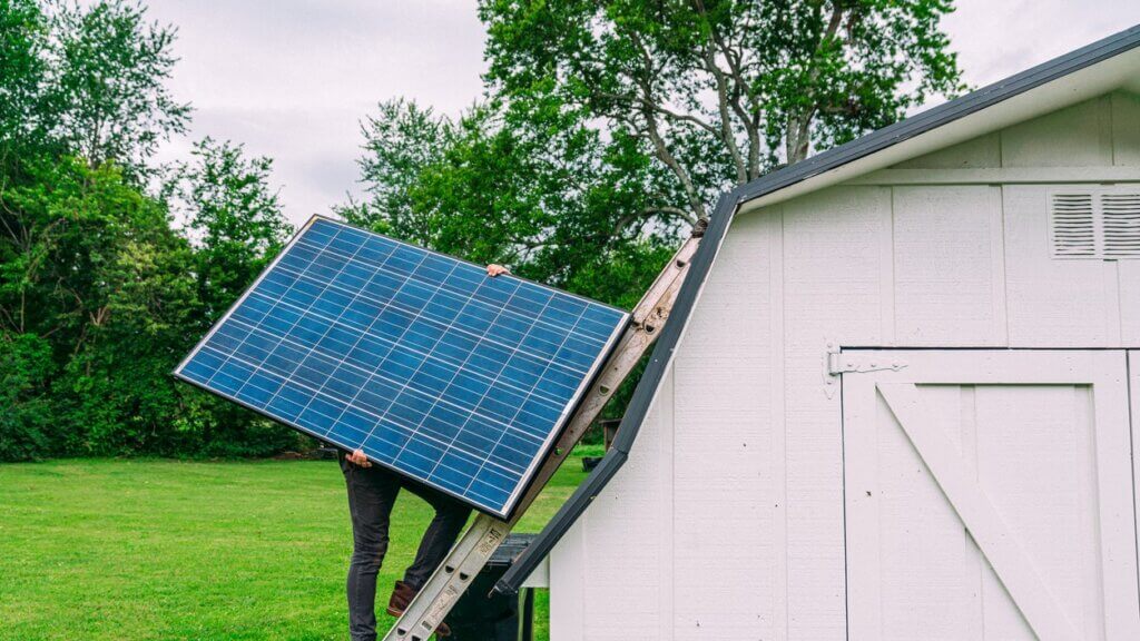 Balkonkraftwerk Modul Gewicht (Foto: iStock / Jeremy Poland)