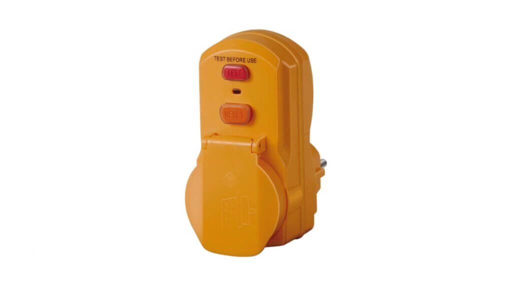 Ein orangefarbener Adapter als FI-Schutzschalter. (Bild: Brennenstuhl)